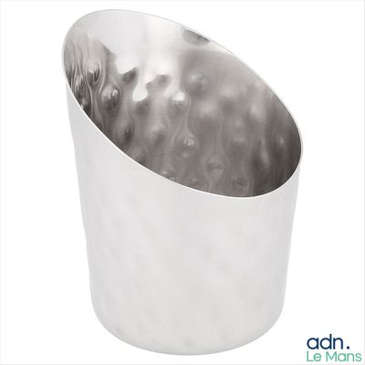 une tasse en argent posée sur une surface blanche