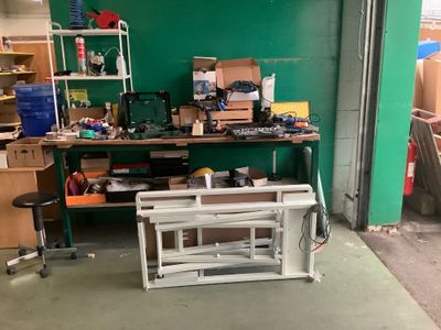 une photo d'un établi dans un garage où règne un grand désordre