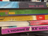 plusieurs livres empilés sur une table