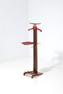 un porte-manteau en bois muni d'une tringle à vêtements