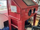 une machine rouge qui se trouve dans un garage