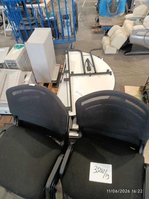 two chairs that are sitting in a room