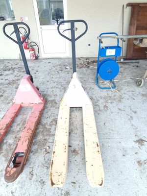 trois skis posés par terre