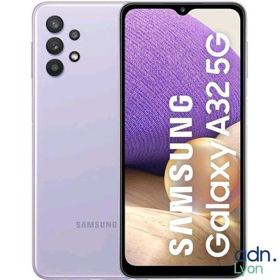 un gros plan d'un Samsung Galaxy A32 violet tenu dans une main