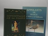 Deux livres sont posés sur une surface blanche ; l'un représente un oiseau et l'autre représente un oiseau.