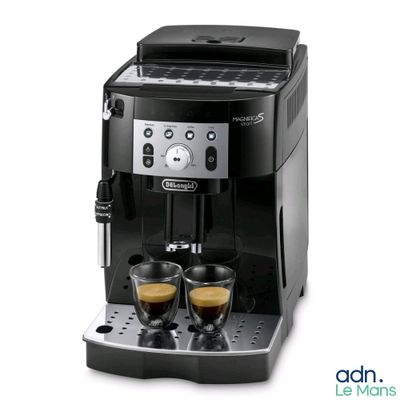une image représentant une machine à café noire avec deux tasses de café