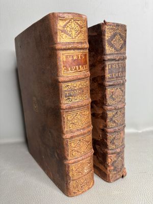 deux vieux livres posés l'un sur l'autre sur une table
