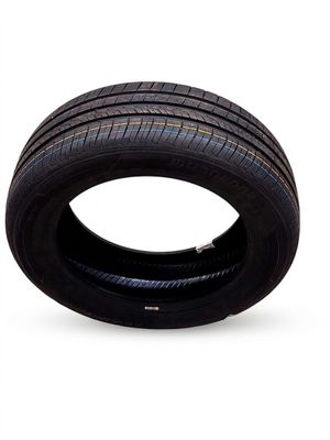 gros plan d'un pneu sur fond blanc