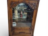 l'image d'une armoire en bois surmontée d'un miroir