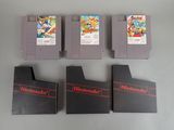 trois cartouches de jeux Nintendo posées les unes à côté des autres sur une table