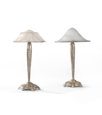 une paire de lampes argentées et blanches sur fond blanc