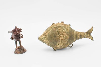 Lot de deux objets indiens : - Une boîte. Représentation de …