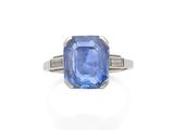 une bague en saphir et diamant