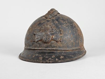 un vieux casque de pompier orné d'un crâne et d'os croisés