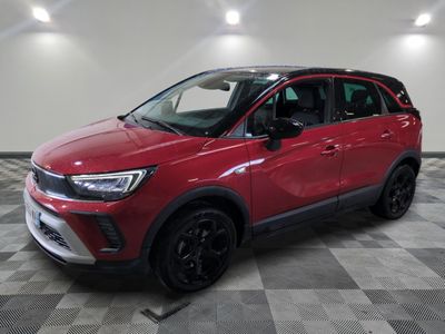 un 4x4 rouge garé dans un garage au sol en damier