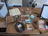 une table sur laquelle sont posés de nombreux objets