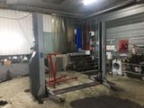 l'image d'un garage contenant de nombreux outils