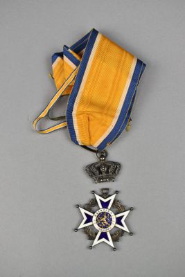 Gros plan sur une médaille entourée d'un ruban