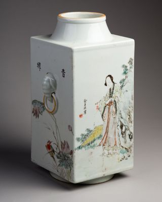 un vase blanc avec la photo d'une femme dessus
