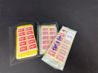 trois paquets de bonbons posés sur une table