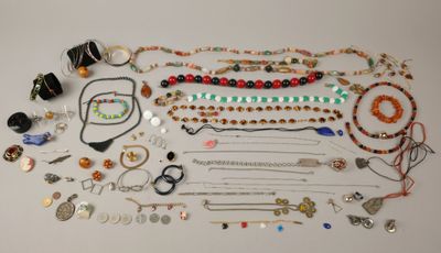 de nombreux types de colliers et de bracelets sur la table