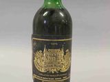 une bouteille de vin posée sur une table