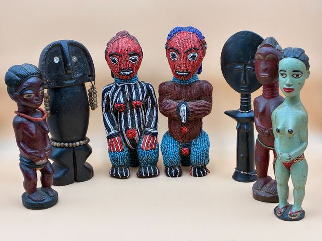 Art d’Afrique. Ensemble de sujets en bois sculpté et un couple en