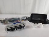 un gros plan sur un autoradio et d'autres appareils électroniques posés sur une table