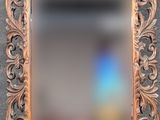un miroir accroché au mur