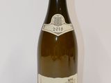 une bouteille de vin posée sur une table