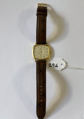 une montre posée sur une table blanche