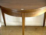 une table en bois sur laquelle est posée une étiquette blanche