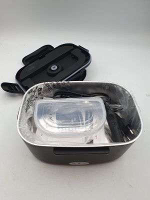 un récipient argenté muni d'un couvercle en plastique, posé sur une table blanche