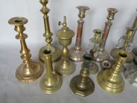 Ensemble de 12 bougeoirs et lampes à huiles en étain et bron… (photo 2)