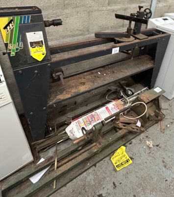 une machine posée par terre à côté d'un réfrigérateur