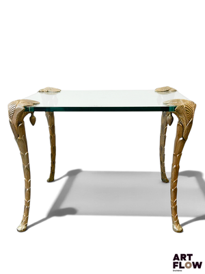 une table en verre ornée d'un motif à la feuille d'or