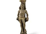 une statue en bois représentant un homme coiffé d'une couronne