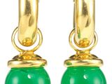 une paire de boucles d'oreilles vertes avec des anneaux dorés sur fond blanc