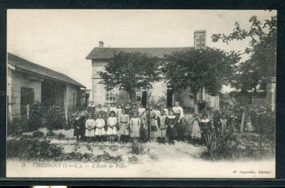 une photo en noir et blanc d'un groupe de personnes devant une maison