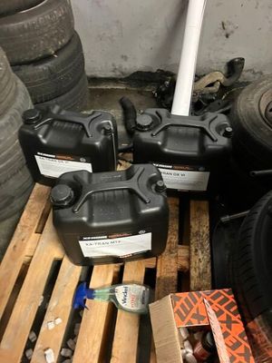 une pile de bidons d'huile posée sur une palette