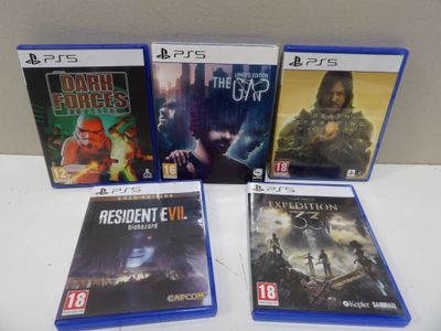un lot de quatre jeux vidéo posés sur une table