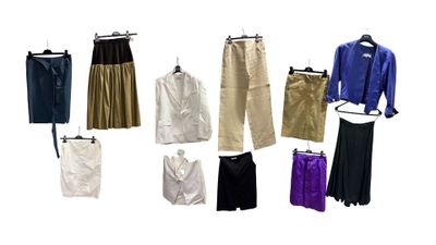 de nombreux types de pantalons et de vestes suspendus à des cintres