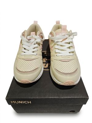 MUNICH - Cette paire de chaussures pour femme présente le mo…