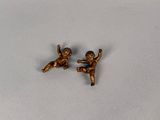 deux petites figurines en bronze représentant un garçon et une fille