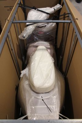 une boîte contenant des toilettes, placée au milieu d'une pièce