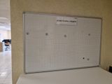 un tableau blanc accroché au mur du bureau