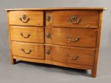 une image représentant une commode en bois dotée de nombreux tiroirs et poignées