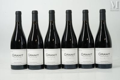 six bouteilles de vin sont alignées sur une table