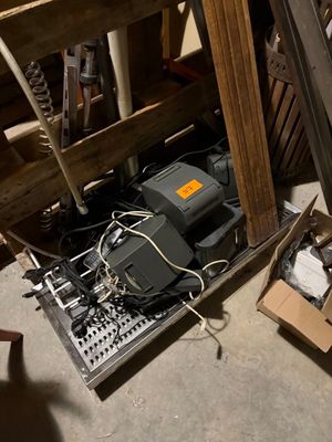 une boîte remplie de matériel électrique posée par terre