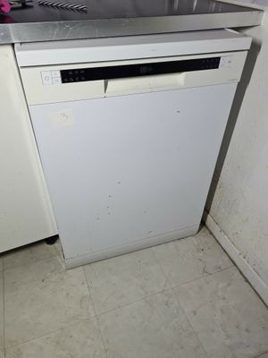 un lave-vaisselle blanc posé dans un coin de la cuisine
